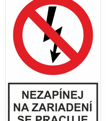 Bezpečnostné zakazové značky - tabuľky s textom: Nezapínej na zariadení se pracuje